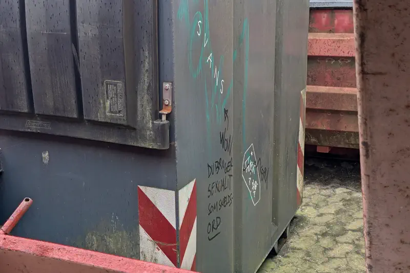 Back of a container tagged ‘svans’, a reply of ‘wow du bruger seksualitet som skældsord’